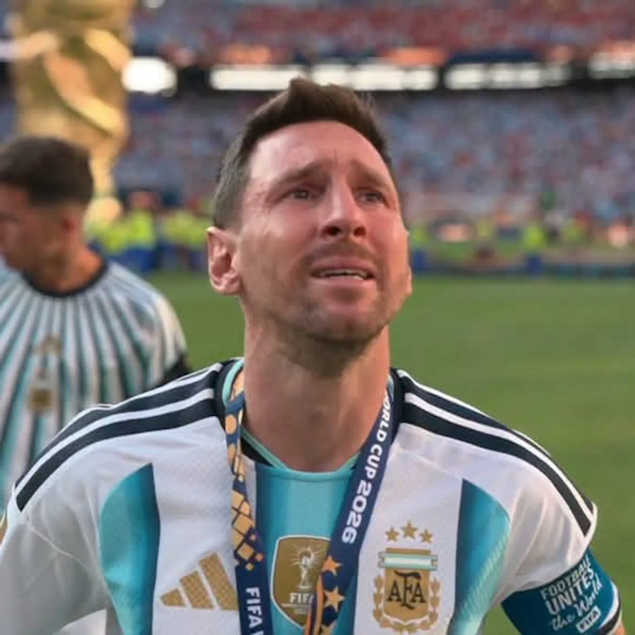 Messi me lot në sy pasi pranoi medaljen e argjendtë