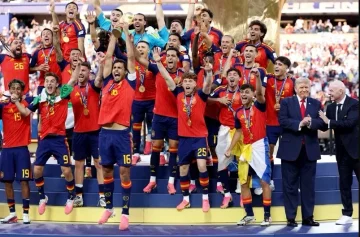 Trumpi dorëzon trofeun Spanjës