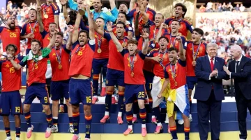 Lotët e Messit, medaljet dhe ngritja e trofeut nga Spanja – momentet e fundit të finales së Kupës së Botës