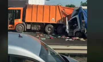 Aksidentohen dy kamionë në dalje të Fushë Kosovës, krijohen kolona të gjata