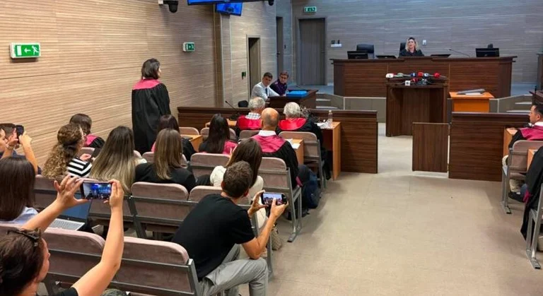 Ndërpritet gjykimi ndaj 21 të akuzuarve për Masakrën e Reçakut