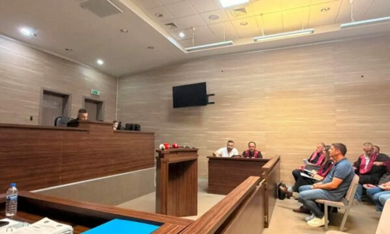 Dështon të mbahet seanca fillestare për barrikadat në veri