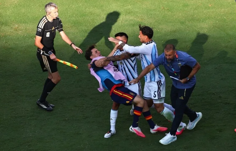 FIFA nis hetimet ndaj Argjentinës pas sjelljeve të pahijshme të lojtarëve pas ndeshjes me Spanjën