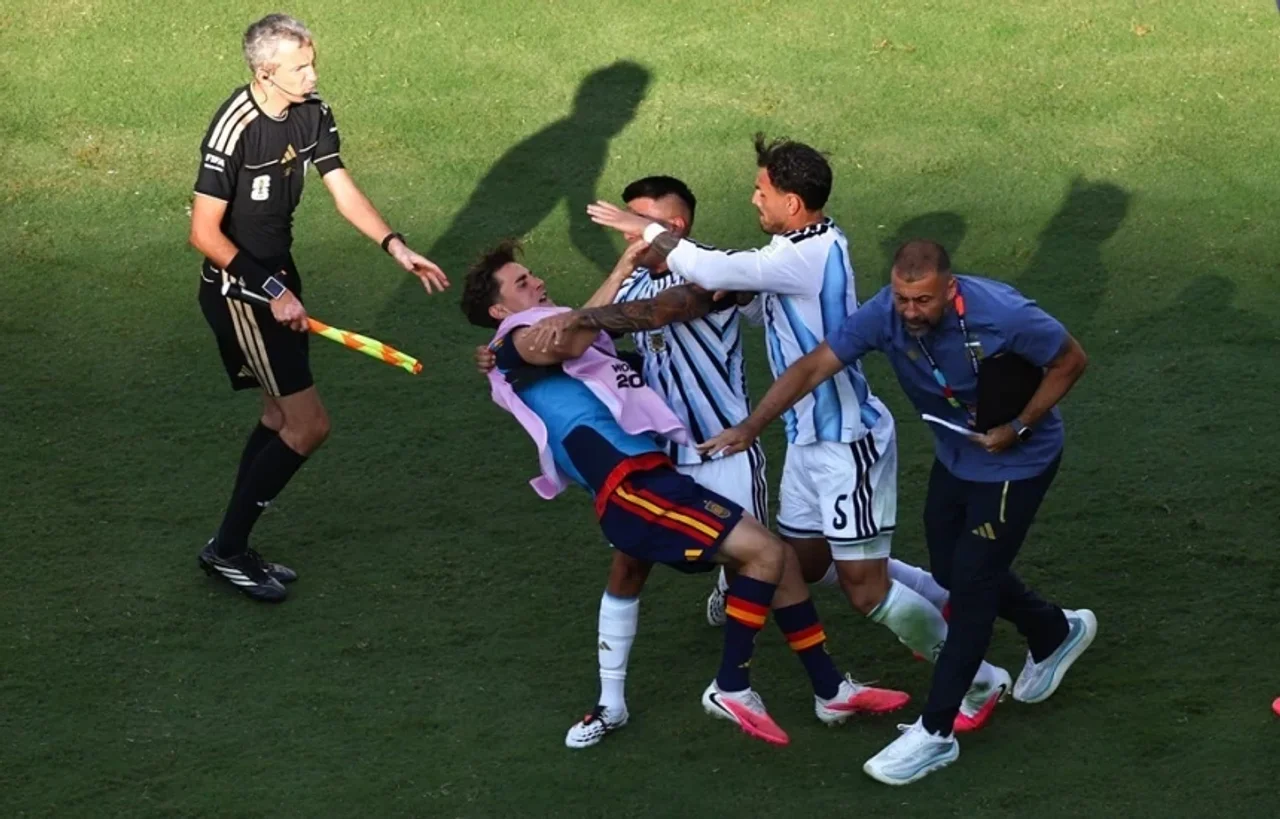 FIFA nis hetimet ndaj Argjentinës pas sjelljeve të pahijshme të lojtarëve pas ndeshjes me Spanjën