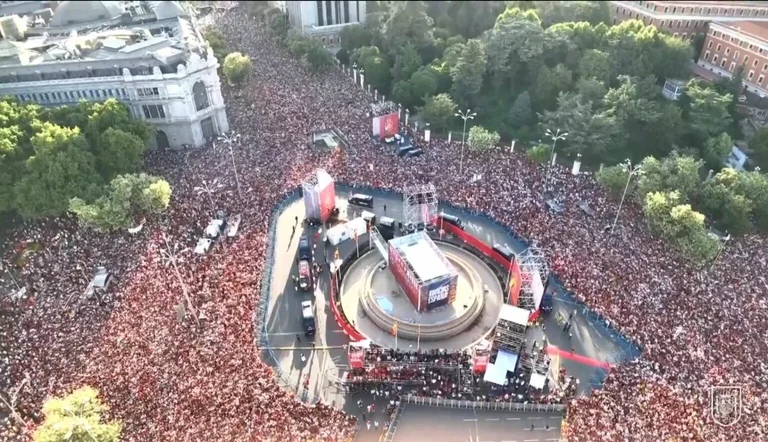 Mijëra tifozë mblidhen në Madrid për të festuar triumfin e Spanjës në Botëror