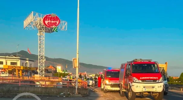 Aksident i rëndë trafiku në Komoran, policia e zjarrfikësit në vendin e ngjarjes