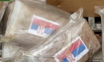 cocaína incautada en Italia, bandera serbia empaquetada