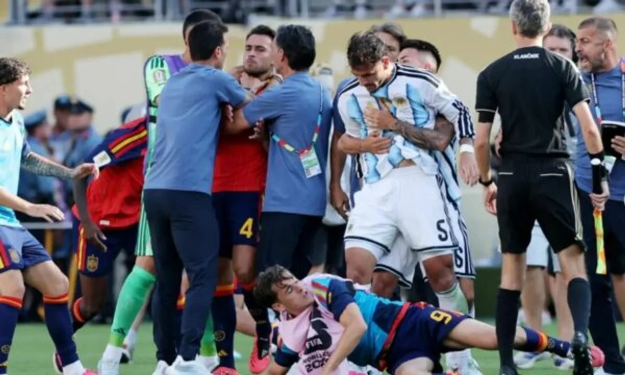 FIFA e korrigjon raportin e finales  Paredes nuk u përjashtua me dy të verdhë  por rrezikon dënim të ri