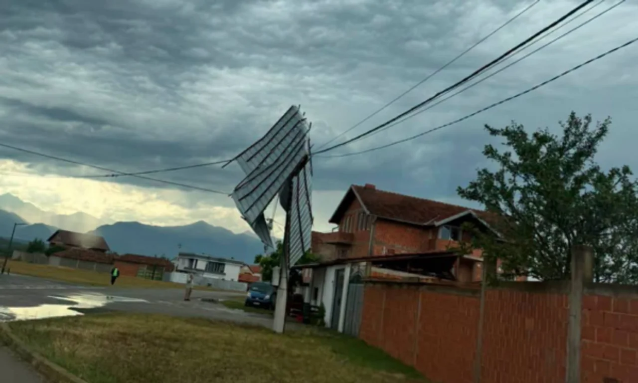 Erërat e forta  llamarina e kulmit përfundon e varur në telat e rrymës elektrike në Kpuz të Klinës