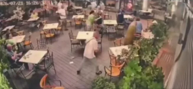 Momenti i frikshëm në një lokal në Prizren, nga stuhia dhe erërat e forta