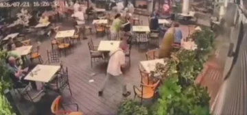 Scary moment in a bar in Prizren, from storm and strong winds