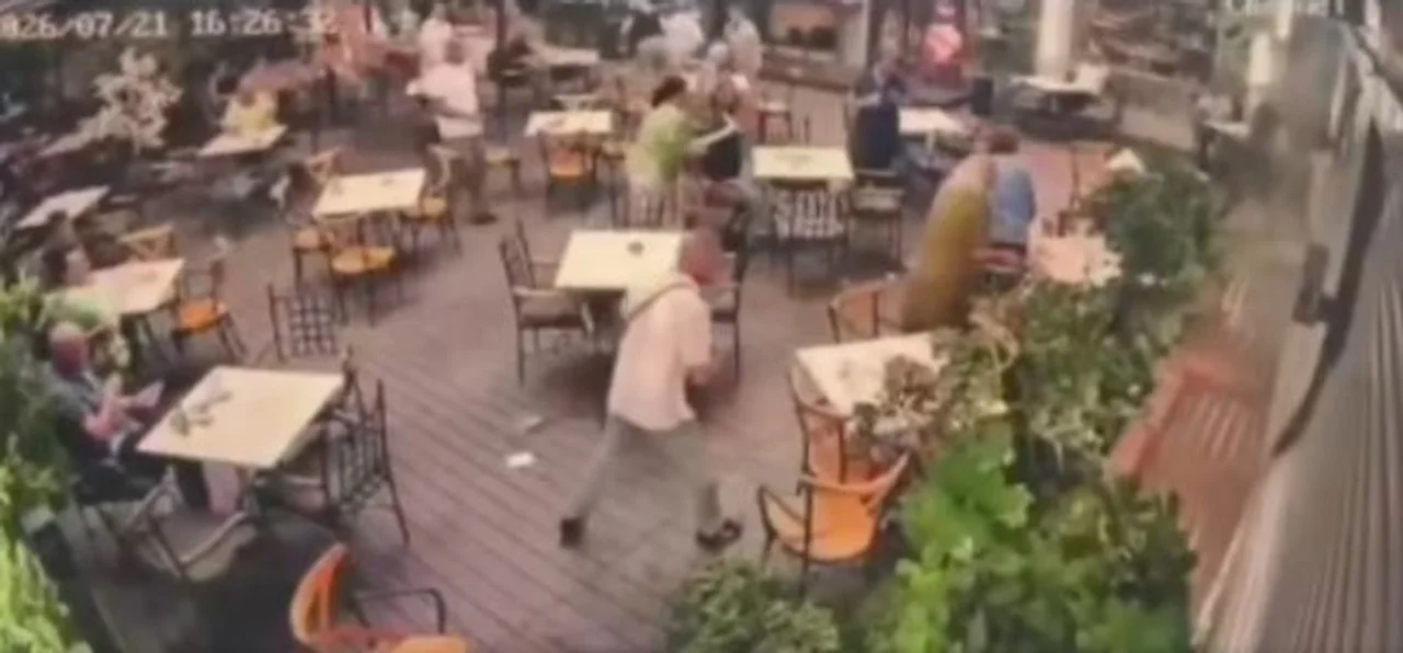 Momenti i frikshëm në një lokal në Prizren  nga stuhia dhe erërat e forta