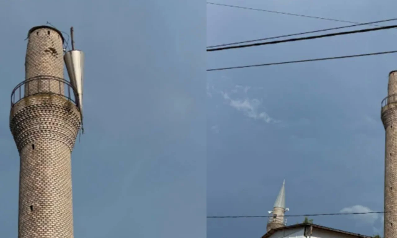 Erërat e forta rrëzojnë një pjesë të minares në Xhaminë e fshatit Plluzhinë të Skënderajt