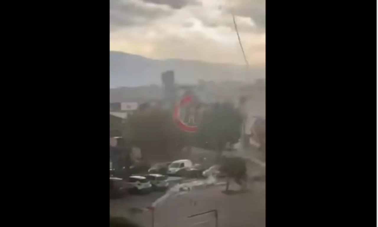 Momenti kur erërat e fuqishme rrëzojnë një kulm në Suharekë  qytetarët largohen me vështirësi