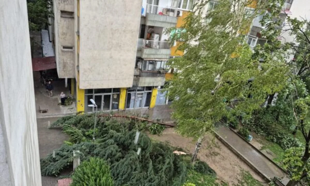 Një stuhi goditi Shkupin pasditen e sotme