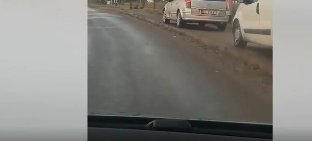  Rruga e lirë  por shoferët zgjedhin trotuarin  VIDEO 