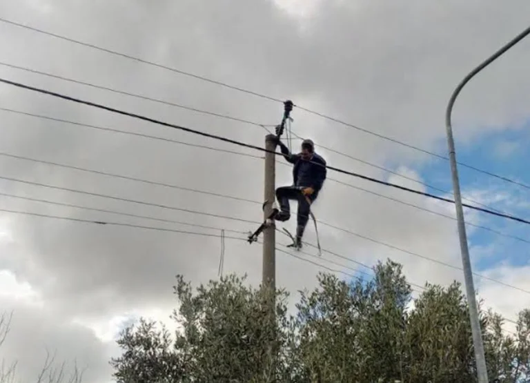 Stuhia në Himarë sjell tragjedi: Punëtori humb jetën gjatë riparimit në rrjetin elektrik