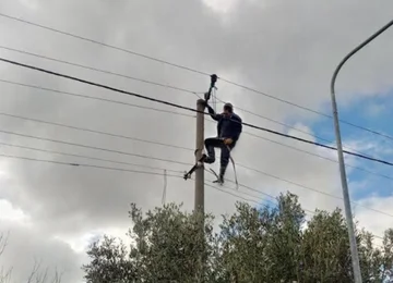 Stuhia në Himarë sjell tragjedi: Punëtori humb jetën gjatë riparimit në rrjetin elektrik
