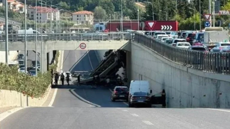 Gran accidente en Albania, el camión cae de sobrepaso a carretera