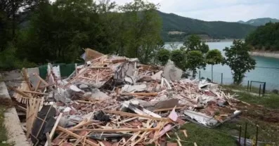 Bashkësia ndërkombëtare e "shqetësuar" me rrënimin e shtëpive buzë Ujmanit