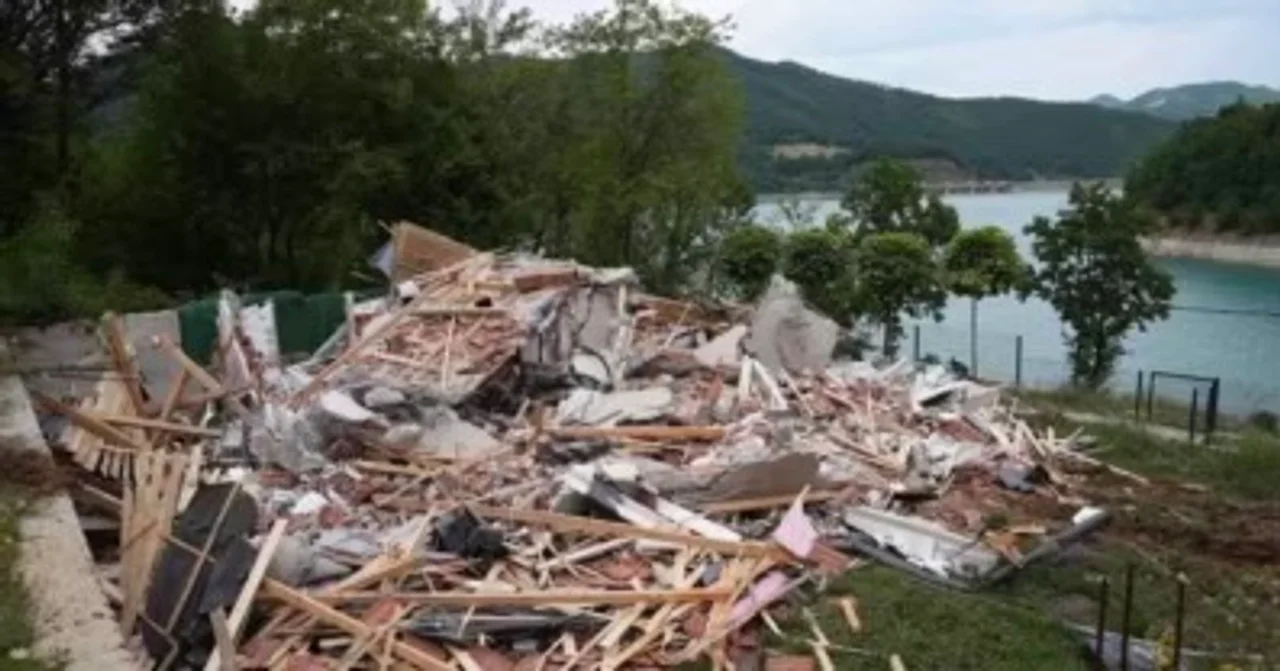 Bashkësia ndërkombëtare e  shqetësuar  me rrënimin e shtëpive buzë Ujmanit