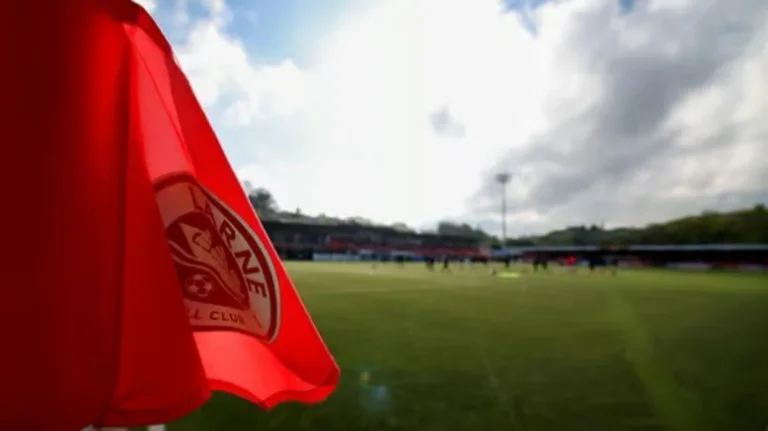 Larne reagisce: non era un nostro fan, la politica è un posto nello sport