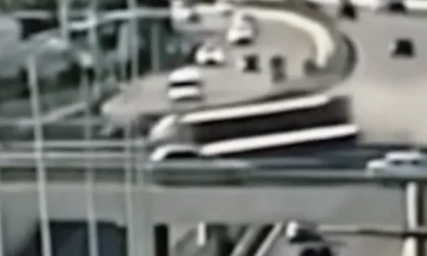 Dalin pamjet e aksidentit tragjik në Tiranë, betonierja hyn me shpejtësi në rreth, godet veturën dhe bie nga lartësia