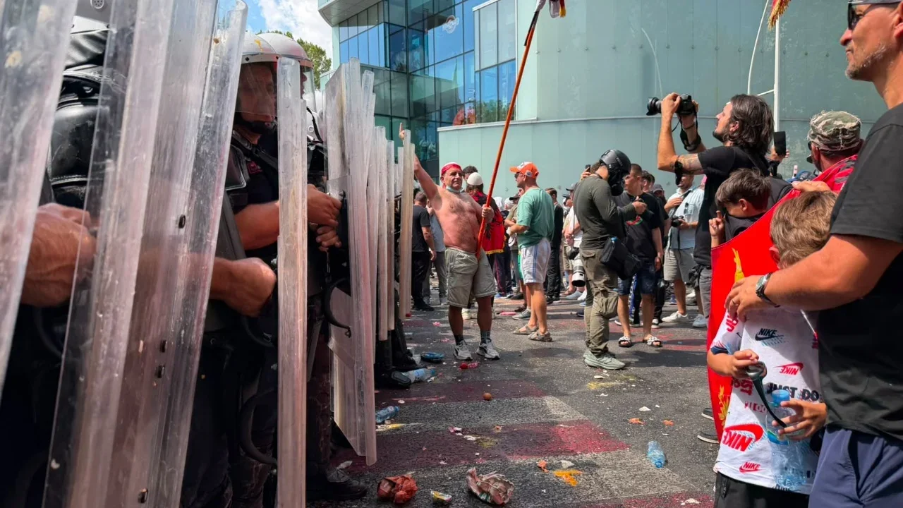 Eskalon situata jashtë Kuvendit të Shqipërisë  Deputetët në seancë plenare  protestuesit hedhin vezë drejt kordonit policor