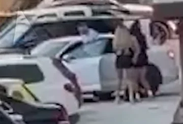 Fanculo la famiglia della puttana” : Mattina in difficoltà a Pristina, il momento in cui due ragazze hanno colpito l'auto e il proprietario ha quasi calpestato su di loro