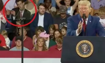 Il video diventa virale, l'uomo dopo Trump imita i gesti del presidente durante il rally
