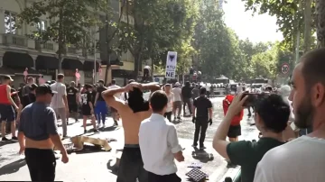 Kaos brenda e jashtë Kuvendit të Shqipërisë, 6 policë të plagosur dhe 17 protestues në spital