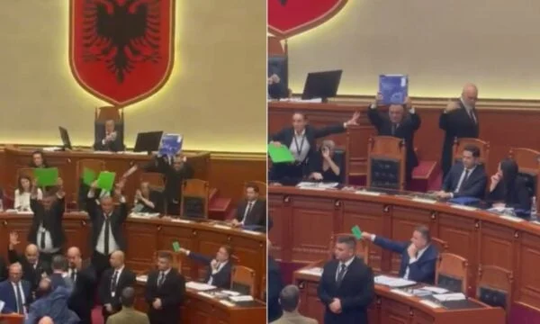 Premierminister Rama verlässt das Parlament, Opposition wirft Flaschen und Karten gegen ihn
