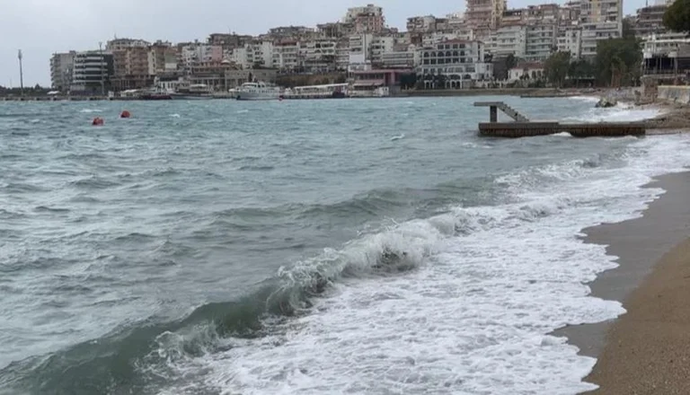 Mauvais temps, navigation interdite à Ksamil, Saranda et Borsh