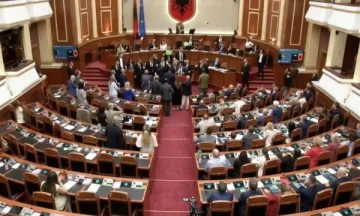 Përplasjet në Kuvendin e Shqipërisë: Bardhi dhe Balliu i hodhën ujë Ramës, Peleshi e nxorri jashtë kreun e grupit demokrat