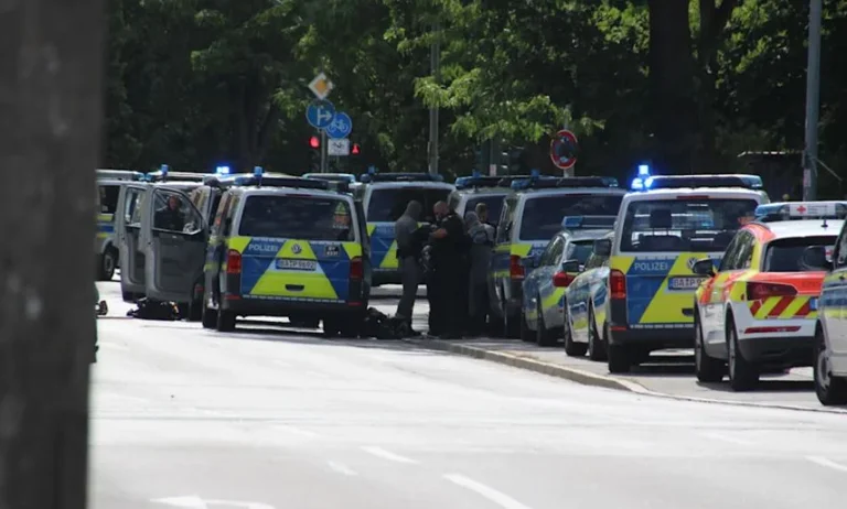 Big event in Germany: The bank employee gets stabbed, the author still inside the building