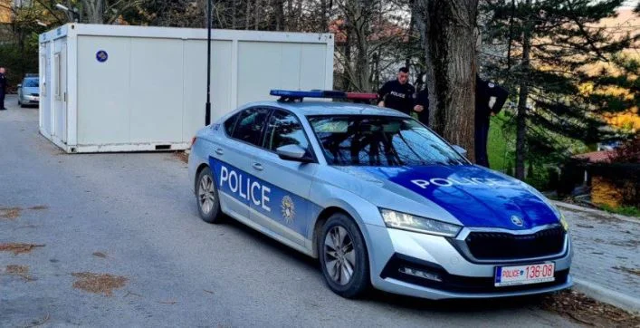 Ein kleiner stach seinen Kollegen in Suhareka