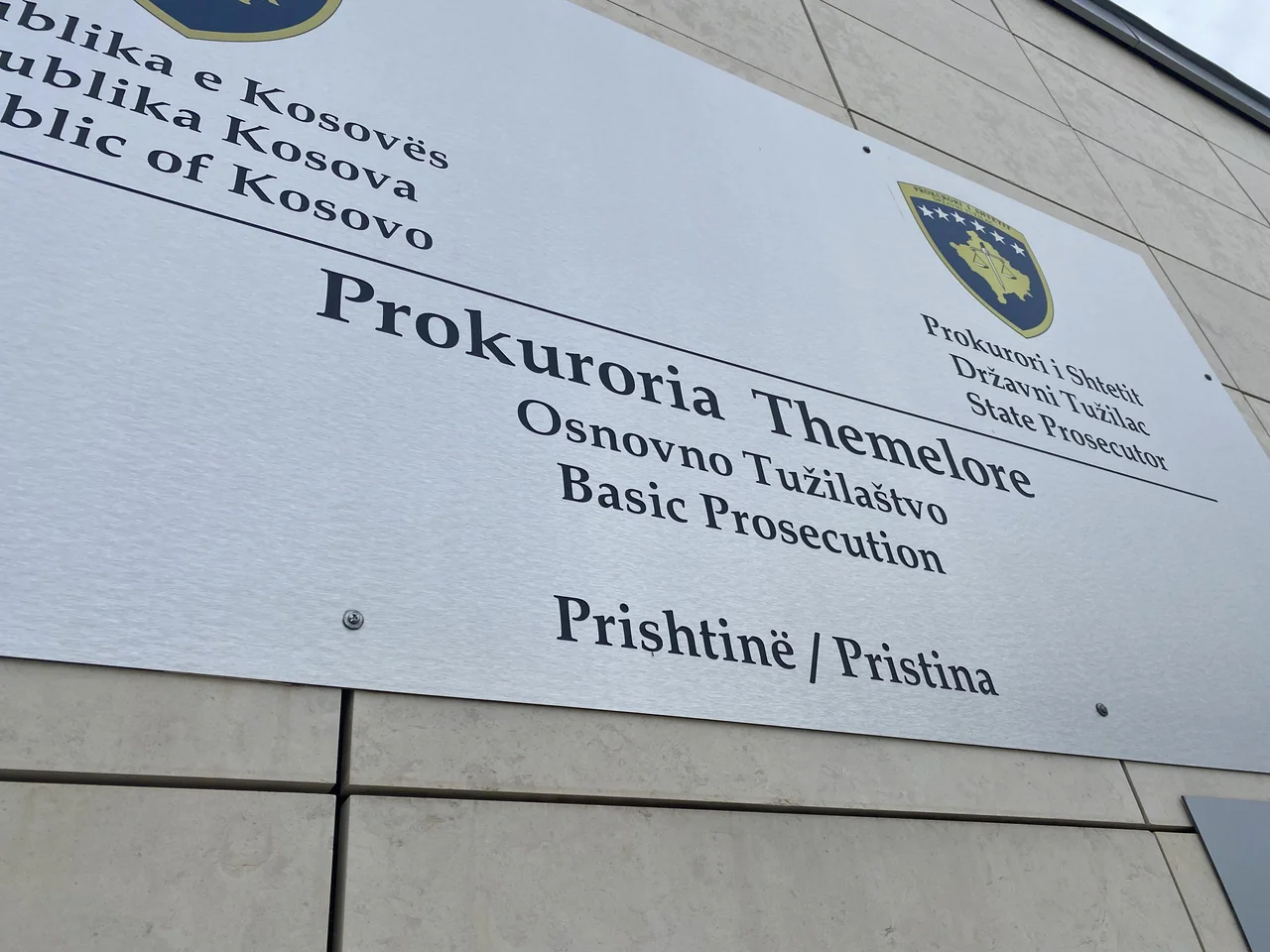 Prokuroria kërkon paraburgim ndaj shtetasit serb i dyshuar për veprën penale   Importi  eksporti dhe shitja e paautorizuar e armëve  