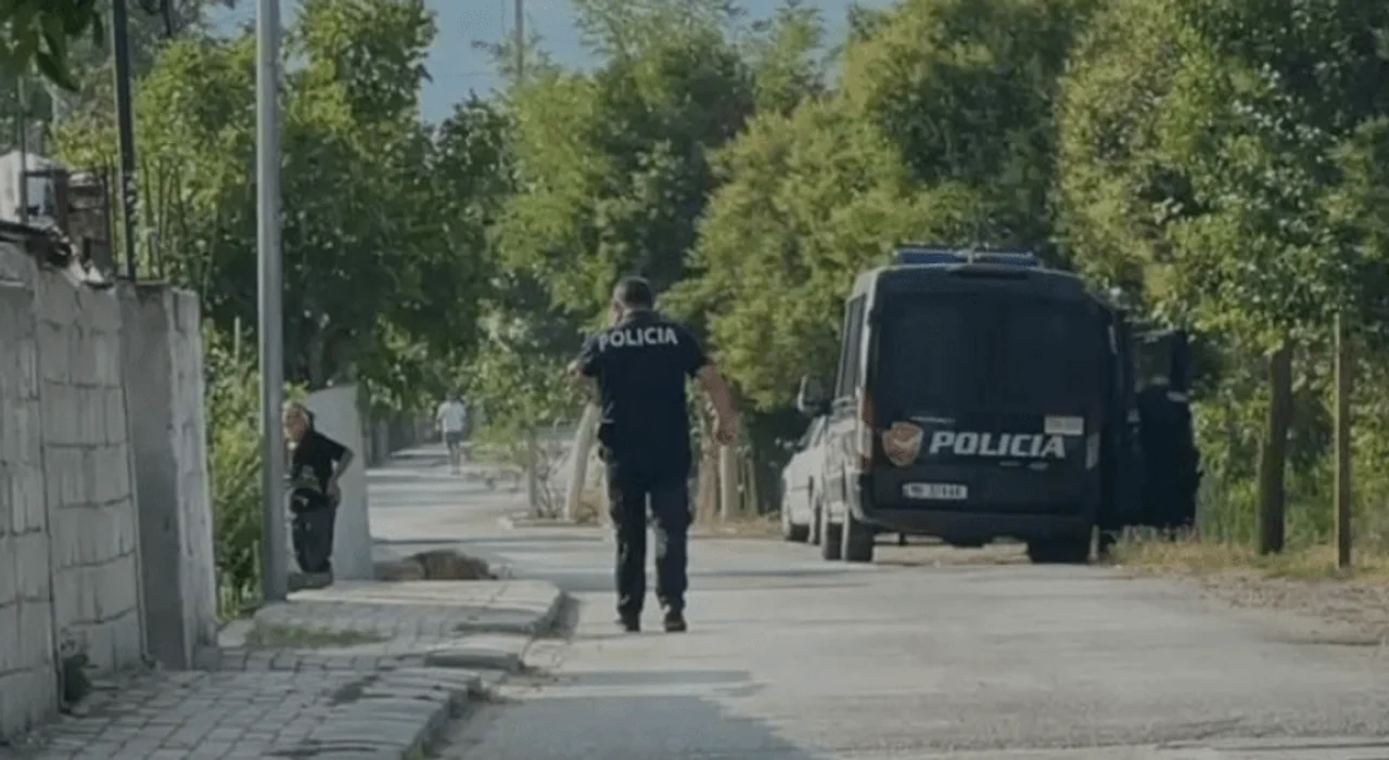 Ngjarje e rëndë në Shqipëri  35 vjeçari ia vret babanë ish gruas dhe ia plagos nënën   rrethohet nga policia