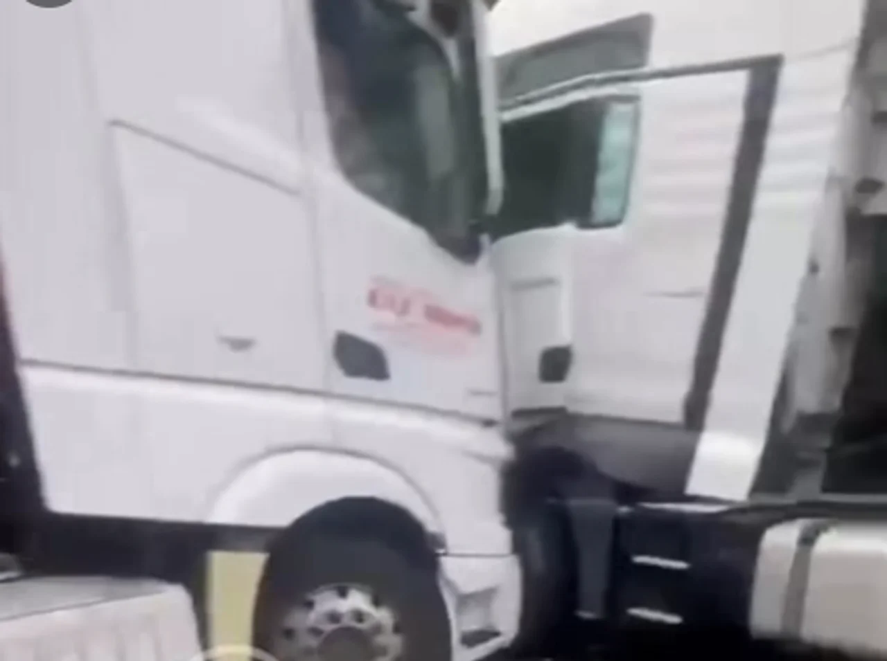  VIDEO  Aksident i rëndë në Carralevë  përfshihen tre kamionë dhe një veturë