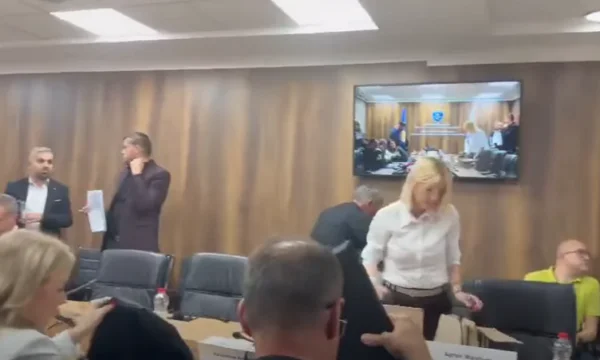 Anëtarët e KGJK-së lëshojnë mbledhjen pas debatit për gjyqtarët serbë