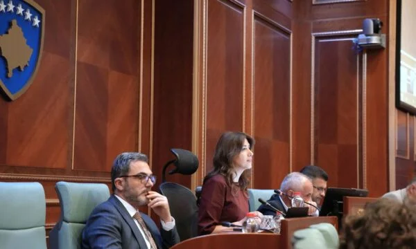 Haxhiu e njofton Golën për seancën 6 gushtit, i kërkon t’ia përcjellë Kryesisë së vjetër të Kuvendit (Dokument)