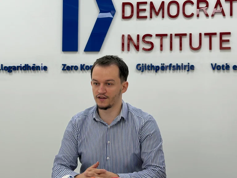 Cakolli për profilet e rreme: Përdorin fjalor e i mbrojnë njerëzit e njejtë, vështirë të besohet që s’kanë sfond politik