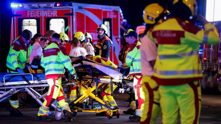 La voiture entre dans la foule à Berlin, le nombre de blessés est inconnu