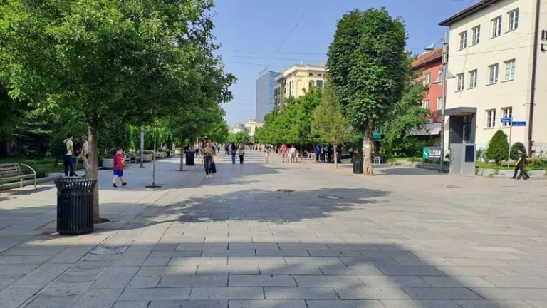 Tentim vrasje në Sheshin “Skënderbeu”, një person theret me thikë në shpinë