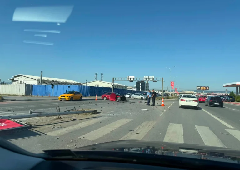 Trois blessés par accident grave sur la route de campagne Kosovo-Pristina