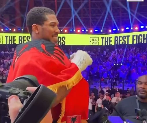 Anthony Joshua “vishet” me flamurin kuqezi (VIDEO)
