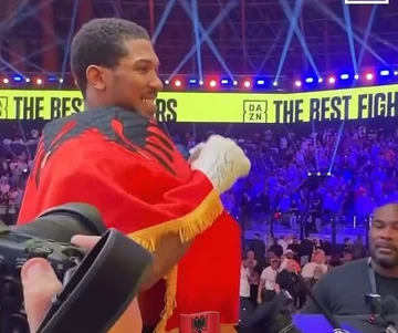 Anthony Joshua “vissuta l'assunzione di una bandiera rossa (VIDEO)