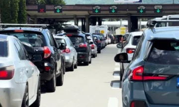 Shtohet fluksi i automjeteve nëpër kufijtë e Kosovës, pritje e kolona të gjata në disa pikëkalime