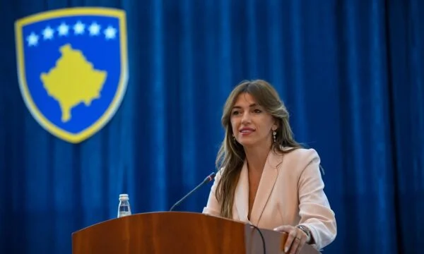 Haxhiu bietet Frankreich Kosovo-Hilfe bei Bränden