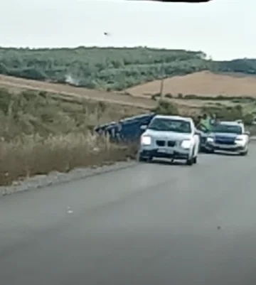 Unfall auf Pollac Street Vushtrri, ein Auto rollt die Straße hinunter